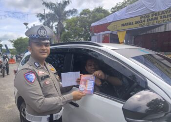 OLLK-24 “Tingkatkan Kesadaran Berlalu Lintas, Satlantas Polres Rokan Hulu Bagikan Brosur Ops Lilin LK 2024”