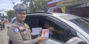 OLLK-24 “Tingkatkan Kesadaran Berlalu Lintas, Satlantas Polres Rokan Hulu Bagikan Brosur Ops Lilin LK 2024”
