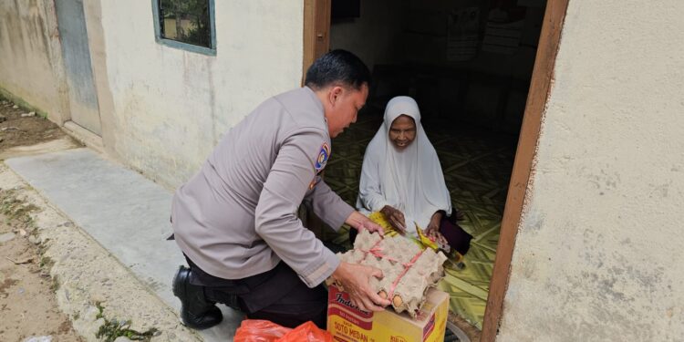 Polsek Rokan IV Koto Wujudkan Kepedulian dengan Salurkan Bantuan untuk Warga Kurang Mampu