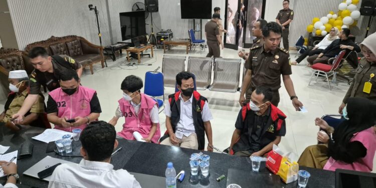 Rugikan Negara 24 Milyar, Kejari Rohul Tahan 6 Tersangka Penyimpangan Penyaluran Pupuk Subsidi