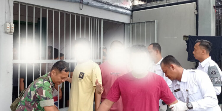 Perkuat Komitmen Wujudkan Zero Halinar, Lapas Pasir Pangarayan Gandeng TNI Geledah Hunian dan Tes Urine pada Warga Binaan