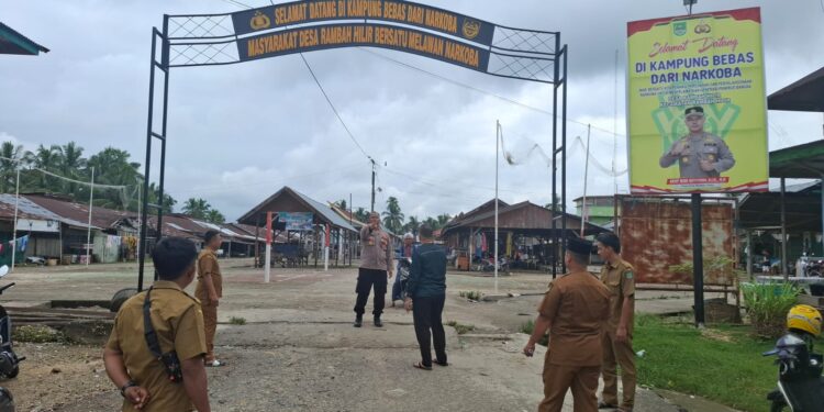 Ipda Jones Cek Persiapan Peresmian Kampung Bebas Narkoba Di Desa Rambah Hilir