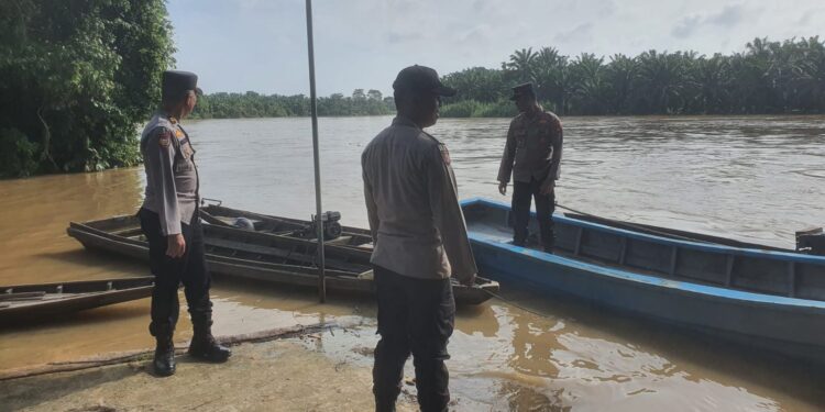 Antisipasi Banjir, Polsek Kepenuhan Lakukan Pengecekan Debit Air Dan Patroli Di Daerah Rawan