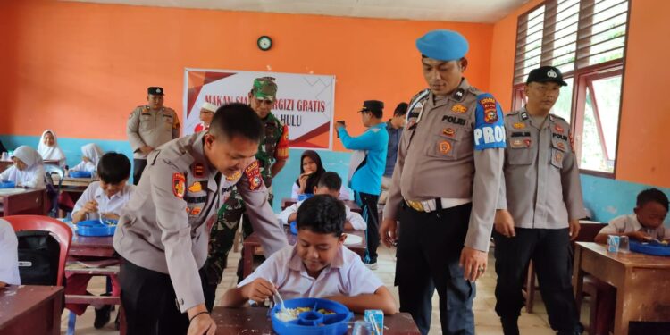 Polsek Bonai Darussalam Gelar Program Makan Bergizi Gratis di SDN 003 Bonai Darussalam