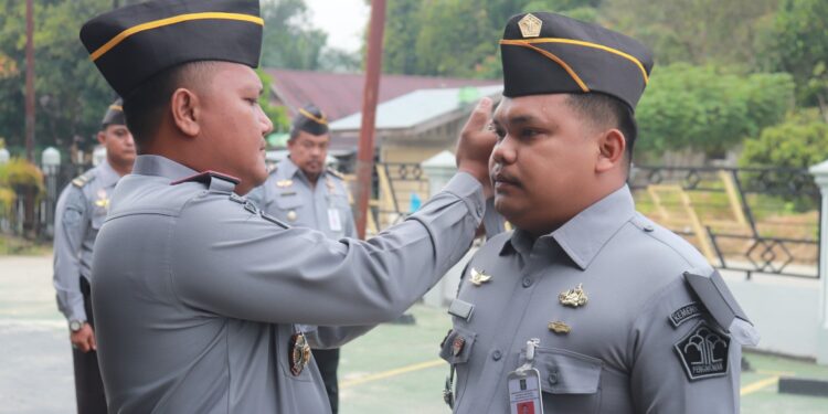 Apresiasi Kinerja Pegawai, Kalapas Pasir Pangaraian Sematkan Tanda Kenaikan Pangkat dan Best Employee
