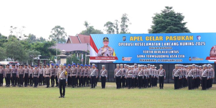 Polda Riau mengadakan apel gelar pasukan operasi keselamatan lancang kuning 2025 di Mapolda Riau
