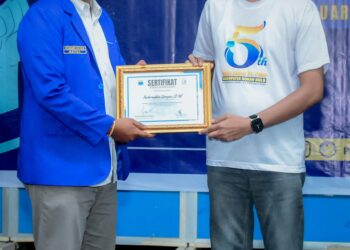 PC PMII ROHUL BERIKAN 2 PENGHARGAAN KEPADA FACHRUDDIN SIREGAR