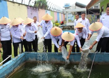 DUKUNG PROGRAM KETAHANAN PANGAN, KAKANWIL DITJENPAS RIAU TABUR BENIH IKAN PATIN DI LAPAS KELAS IIA PEKANBARU