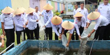 DUKUNG PROGRAM KETAHANAN PANGAN, KAKANWIL DITJENPAS RIAU TABUR BENIH IKAN PATIN DI LAPAS KELAS IIA PEKANBARU