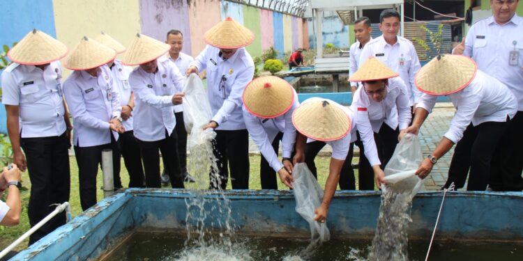 DUKUNG PROGRAM KETAHANAN PANGAN, KAKANWIL DITJENPAS RIAU TABUR BENIH IKAN PATIN DI LAPAS KELAS IIA PEKANBARU