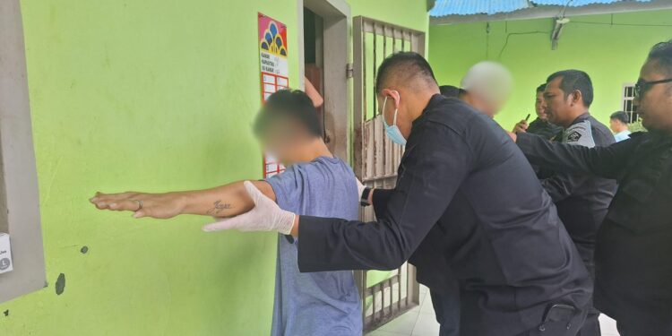 Berantas Peredaran Narkoba dan Modus Penipuan Sesuai Arahan Menteri IMIPAS, Lapas Pekanbaru Konsisten Gelar Razia Kamar Hunian