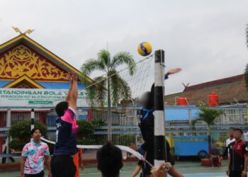Bangun Kehangatan dan Rasa Kekeluargaan, Petugas Lapas Pekanbaru Ajak Warga Binaan Bermain Voli