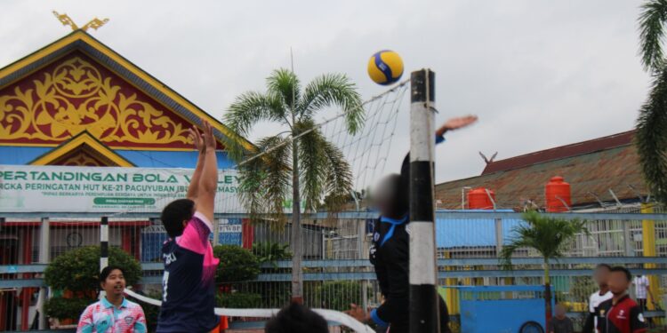 Bangun Kehangatan dan Rasa Kekeluargaan, Petugas Lapas Pekanbaru Ajak Warga Binaan Bermain Voli
