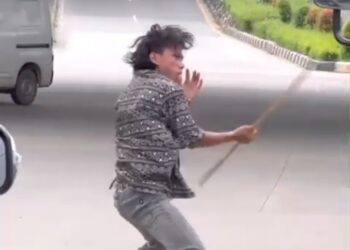 Viral ! Penjual Tisu di Lampu Merah Beraksi Bak Pendekar, Hiburan Gratis bagi Pengguna Jalan