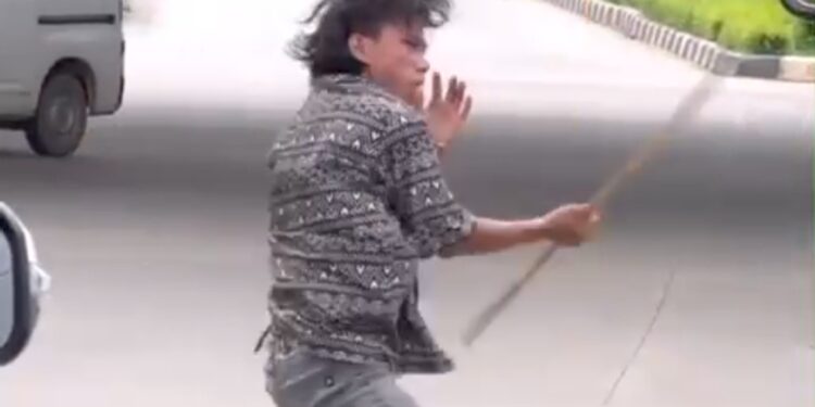 Viral ! Penjual Tisu di Lampu Merah Beraksi Bak Pendekar, Hiburan Gratis bagi Pengguna Jalan