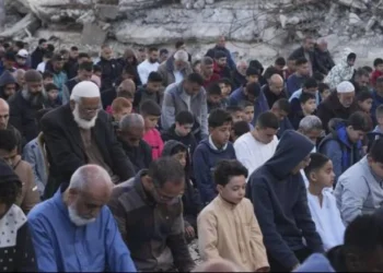 Idulfitri di Gaza: Perayaan Penuh Kesedihan, Lakukan Salat Idulfitri di Luar Reruntuhan Masjid