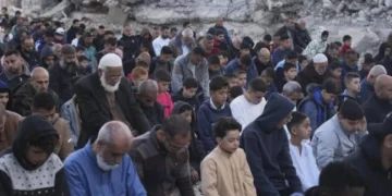 Idulfitri di Gaza: Perayaan Penuh Kesedihan, Lakukan Salat Idulfitri di Luar Reruntuhan Masjid