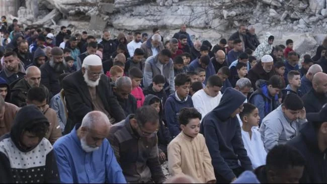 Idulfitri di Gaza: Perayaan Penuh Kesedihan, Lakukan Salat Idulfitri di Luar Reruntuhan Masjid