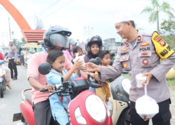 TRLK-25 – Kapolres Rokan Hulu Berbagi Ratusan Takjil, Wujud Kepedulian Di Bulan Suci Ramadhan