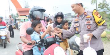 TRLK-25 – Kapolres Rokan Hulu Berbagi Ratusan Takjil, Wujud Kepedulian Di Bulan Suci Ramadhan