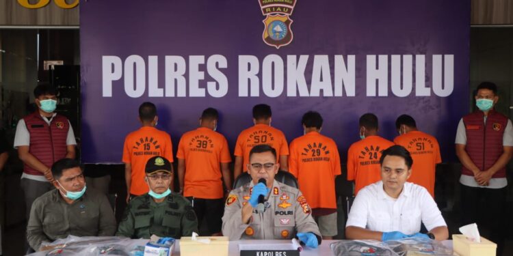Kapolres Rokan Hulu, AKBP Budi Setiyono Pimpin Pers Rilis Ungkap Kasus Pembunuhan Harimau Di Desa Tibawan, Enam Pelaku Ditangkap