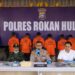 Kapolres Rokan Hulu, AKBP Budi Setiyono Pimpin Pers Rilis Ungkap Kasus Pembunuhan Harimau Di Desa Tibawan, Enam Pelaku Ditangkap