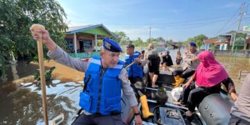 TIM SAR DITPOLAIRUD POLDA RIAU EVAKUASI WARGA TERDAMPAK BANJIR