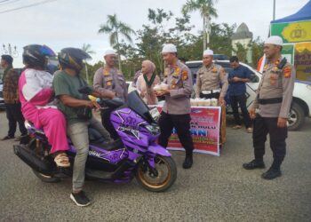 TRLK-25 – Polres Rokan Hulu Bagikan Takjil Ramadhan, Wujud Kepedulian Dan Kedermawanan Polri
