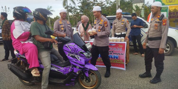 TRLK-25 – Polres Rokan Hulu Bagikan Takjil Ramadhan, Wujud Kepedulian Dan Kedermawanan Polri