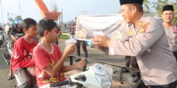 Polri Dan Awak Media Bersinergi Dalam Kegiatan Pembagian Takjil Dan Zoom Berbuka Puasa