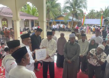 Safari Ramadhan di Kaiti: Bupati Anton ST MM Serahkan Bantuan Rp 50 Juta untuk Masjid Baitannur
