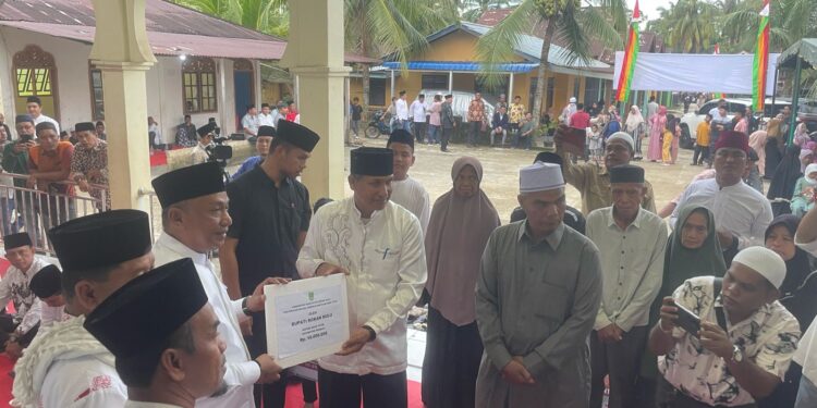 Safari Ramadhan di Kaiti: Bupati Anton ST MM Serahkan Bantuan Rp 50 Juta untuk Masjid Baitannur