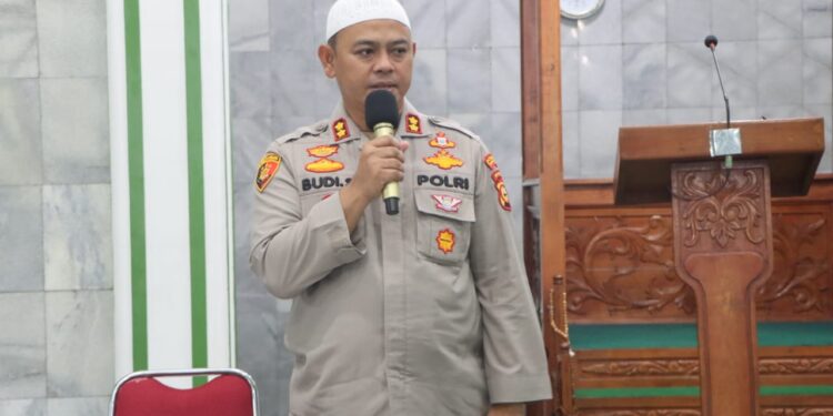 Kapolres Rohul Sampaikan Pesan Kamtibmas: “Mudik Aman, Keluarga Nyaman” di Masjid Al-Jami’
