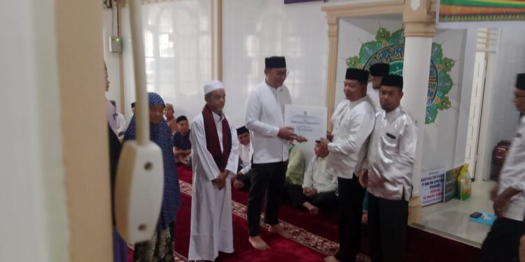 Safari Ramadhan di Masjid Raya Pekan Tebih, Wabup Syafarudin Poti Serahkan Bantuan dari Pemkab