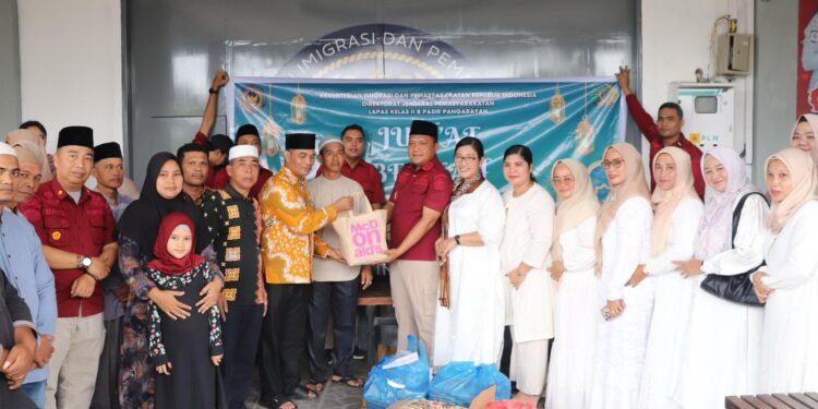 Di Hari Jum’at yang Penuh Berkah, Lapas Pasir Pangarayan Bagikan Takjil Gratis Kepada Masyarakat