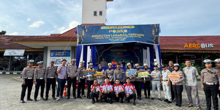 Ditlantas Polda Riau dan Tim Takjil Bagikan 200 Paket Berbuka untuk Pemudik dan Driver Bus