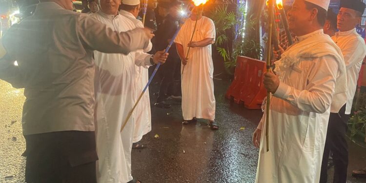 Diterpa Hujan, Pawai Obor dan Takbiran di Rokan Hulu Tetap Semarak!