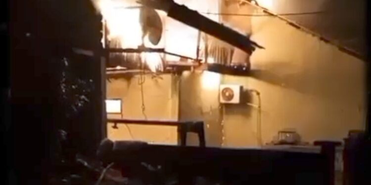 Terbakar atau dibakar ! Malam Kedua Tarawih,Rumah Warga di Lingkungan Longgopan, Habis Dilalap Api