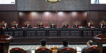 Tujuh mahasiswa Fakultas Hukum Universitas Indonesia (UI) melayangkan gugatan ke Mahkamah Konstitusi (MK) terkait revisi Undang-Undang TNI yang baru saja disahkan DPR RI pada Kamis (20/3/2025) kemarin.