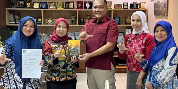 Dinas Perpustakaan dan Kearsipan Provinsi Riau Serahkan 60 Buku untuk Perpustakaan L’Pasian