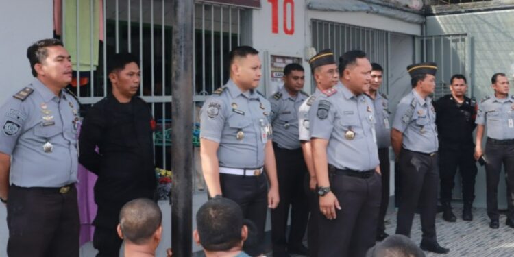 Pimpin Penggeledahan, Kalapas Pasir Pangarayan dan Jajaran Periksa 8 Kamar Hunian 