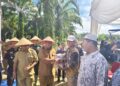 Dorong Pertanian Maju, Bupati Rohul Serahkan Bantuan Traktor dan Bibit Padi di Desa Pasir Maju