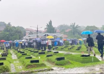 Suami Najwa Shihab Dimakamkan di TPU Jeruk Purut di Tengah Guyuran Hujan