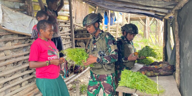 Mereka Datang dengan Sayur dan Luka, Satgas TNI Hadiahkan dengan Senyum dan Harapan