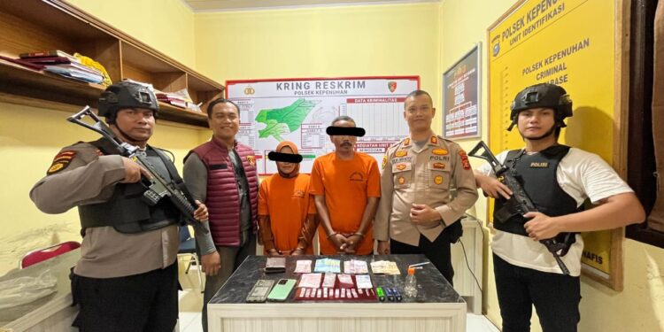 Kapolsek AKP Ulik Iwanto dan Team Sparta Polsek Kepenuhan Sergap Pasangan Suami Istri Pengedar Narkotika 