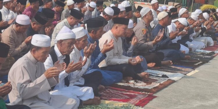 Sholat Istisqa, Kapolsek Rambah Hilir dan Warga Bersujud di Lapangan, Meminta Hujan Turun Segera