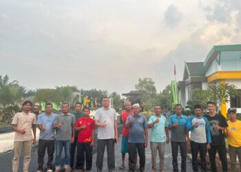 Kades Zulfahrianto Aspal Seluruh Komplek Kantor Desa Sontang Secara Swadaya Pribadi