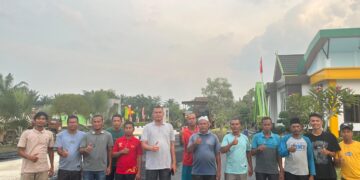 Kades Zulfahrianto Aspal Seluruh Komplek Kantor Desa Sontang Secara Swadaya Pribadi