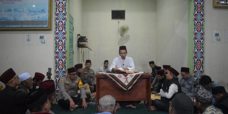 Kapolres Kampar Hadiri Subuh Berjamaah dan Kajian Bersama UAS di Musholla Nurul Ilmi Tambang 