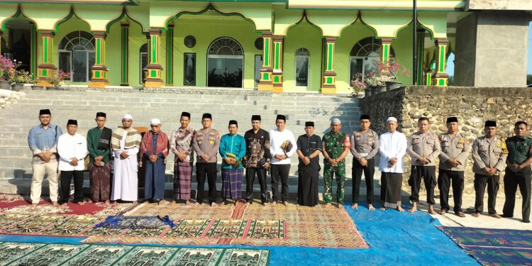 Langit Tandun Diselimuti Doa, Polsek Tandun Kawal Ratusan Warga Gelar Sholat Istisqo’ Mohon Turun Hujan
